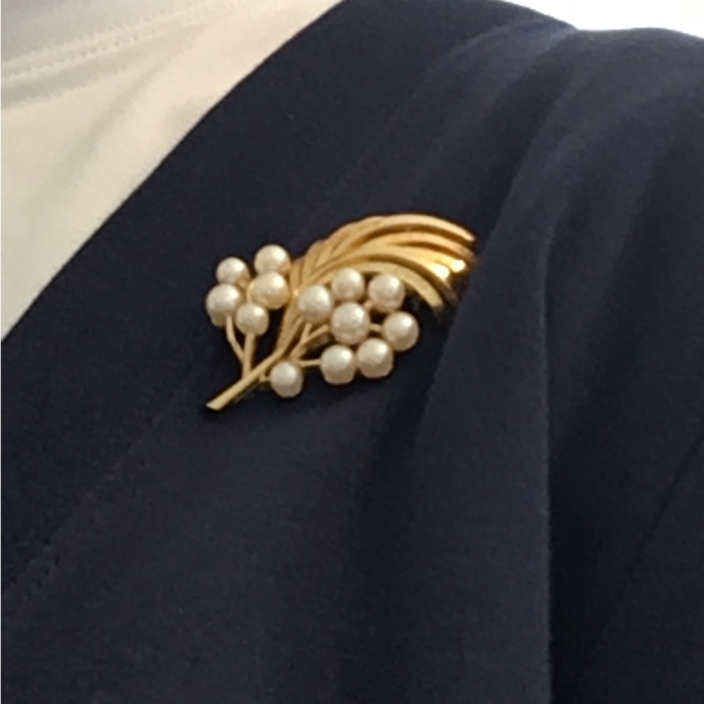 Vintage Crown Trifari Gold Tone Floral Style Brooch with Faux Pearls - Picture 7 of 8
